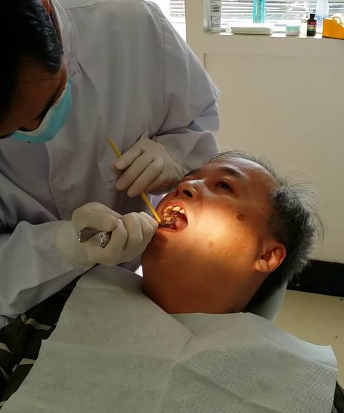 牙周病导致的牙槽骨吸收过程是不可逆的,因此,牙周病人的拔牙只不过是