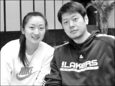 王凡和莫科赛场外的王凡八一女篮王凡在丝比赛中虎年刚刚来临,在309