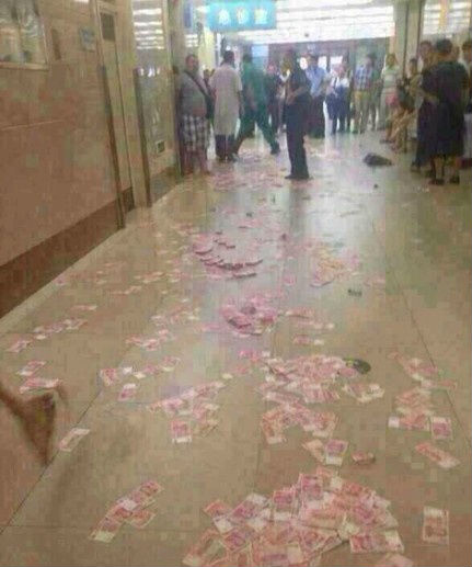 亿万土豪被查出癌症医院里撒钱20万