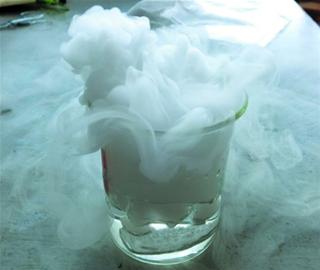 干燥剂遇水变炸弹 5岁男孩眼睛失明